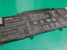 Asus / UX331U　バッテリー交換修理